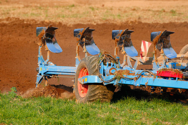 Umgraben umpfluegen des Feldes mit Traktor - Foto, imagen