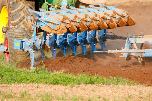 Umgraben umpfluegen des Feldes mit Traktor - Valokuva, kuva