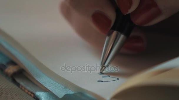 Close-up van vrouw hand rode nagellak schrijven met balpen op gewoon papier - Video