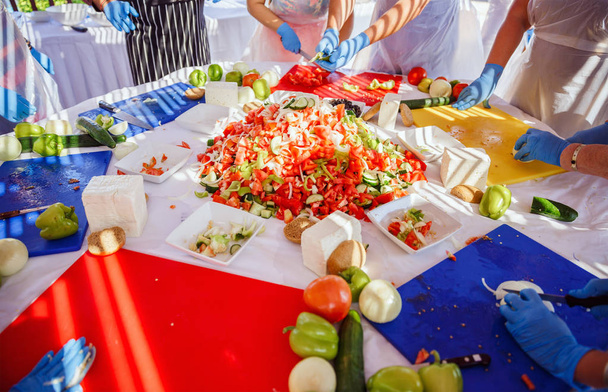 master class em cozinhar salada grega no terraço ensolarado do
  - Foto, Imagem