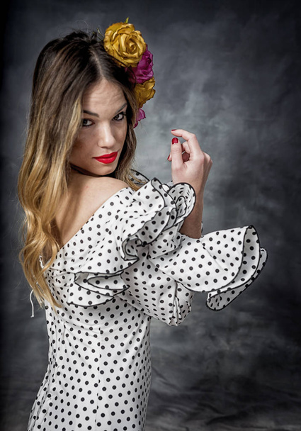 Porträt einer jungen Flamenco-Tänzerin im wunderschönen Kleid  - Foto, Bild