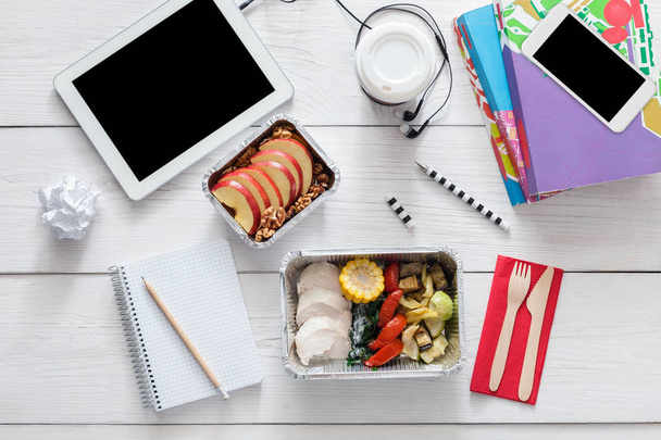 Sağlıklı gıda, yemek folyo kutusunda öğrenci masada, diyet - Fotoğraf, Görsel