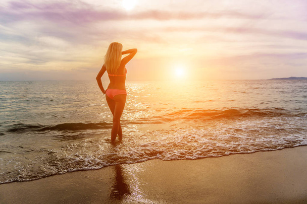 Happy Carefree Woman on the Beach - Valokuva, kuva