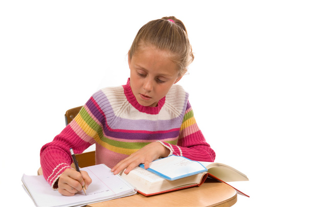 Chica joven en el escritorio en la escuela en blanco
 - Foto, Imagen