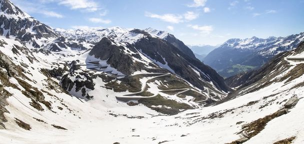 Gotthardpass, kilátással a Tremola-völgy - Fotó, kép