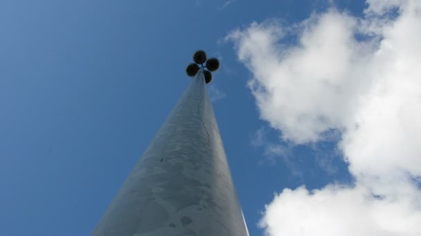 pouliční lampa kovová kůlu a mraky - Záběry, video