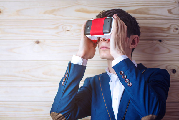 Homme d'affaires en costume utilise un coloré lunettes de réalité virtuelle
 - Photo, image