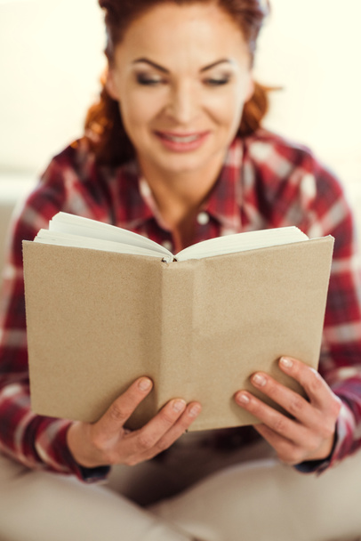 Woman reading book  - Foto, Imagem