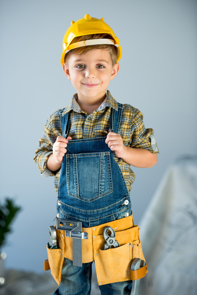 Kleiner Junge mit Werkzeug - Foto, Bild