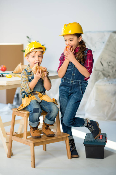 Kids eating in workshop - Photo, Image