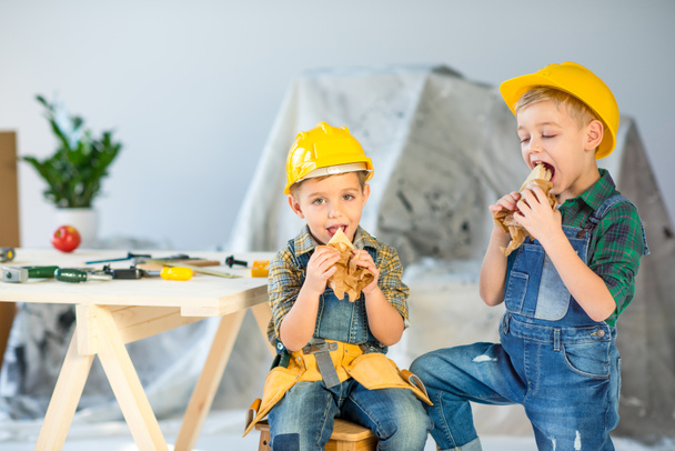 Fiúk eszik szendvicseket    - Fotó, kép