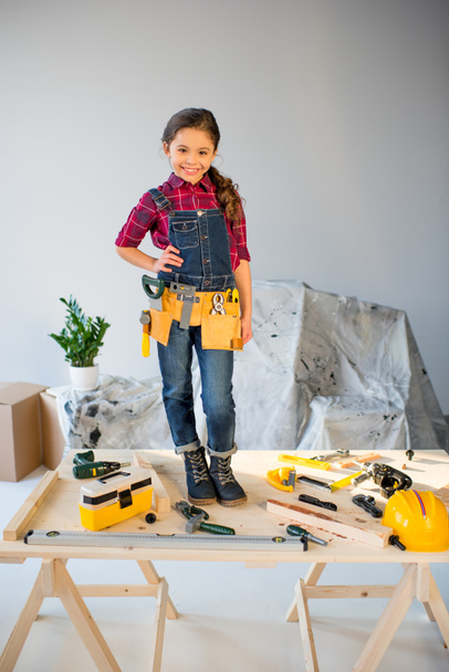 Little girl in tool belt - Foto, imagen