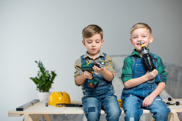 Маленькие мальчики с инструментами
 - Фото, изображение