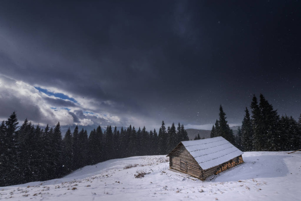 Wooden house in the mountains. Christmas scenery and fresh snow. Cloudy day. Carpathian mountains, Ukraine, Europe - Φωτογραφία, εικόνα