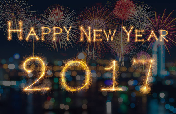 Szczęśliwego nowego roku 2017 napisany z blasku fajerwerków na czarny liczby - Zdjęcie, obraz