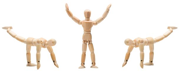 Деревянные человечки - манекены в различных концепциях изолировать на белом фоне, легкая атлетика, фитнес пилатес - Фото, изображение