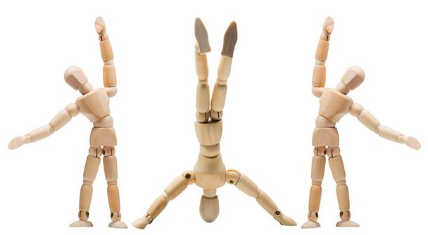 Dřevěné mužíčky - figuríny v různých pózách jógy koncepty izolovat na bílém pozadí, atletika, Pilates fitness - Fotografie, Obrázek