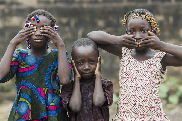 Jóvenes chicas africanas y chico posando
 - Foto, Imagen
