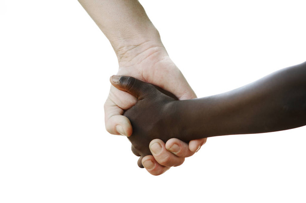 Afrikanische und kaukasische Hände, die zusammenhalten - Foto, Bild