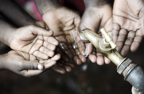 Ręce afrykańskich dzieci pod kran - Zdjęcie, obraz