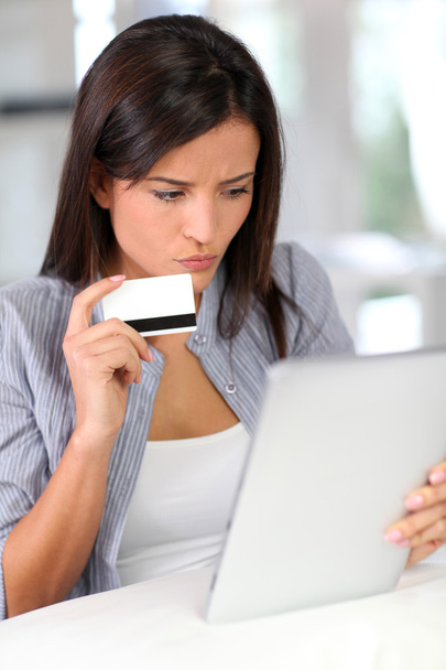 Młoda kobieta robi zakupy online z tabletem - Zdjęcie, obraz