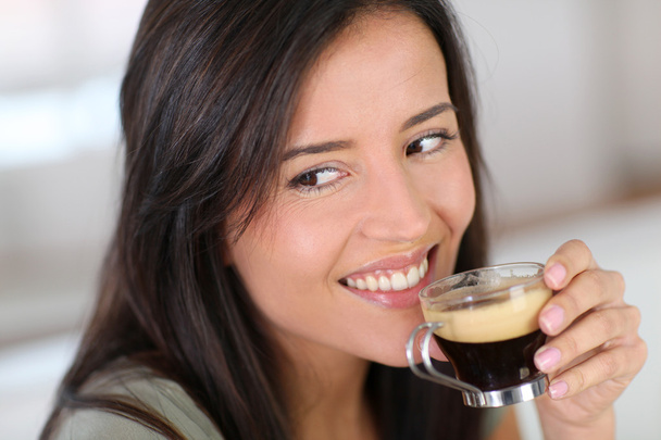 Portrait of beautiful woman drinking espresso - Fotografie, Obrázek