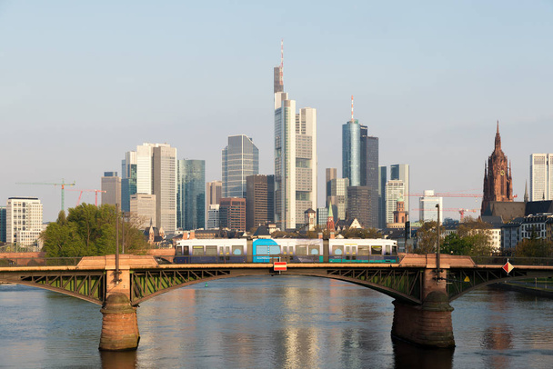 Tramvaj s panorama Frankfurtu nad Mohanem na ranní ve Frankfurtu, Ger - Fotografie, Obrázek