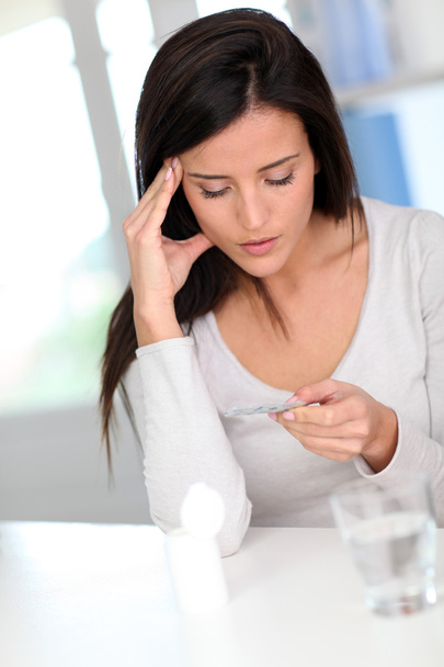 Woman taking drugs to releave headache - Фото, зображення