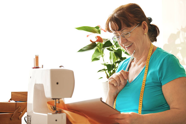 Sewing at home - Foto, afbeelding