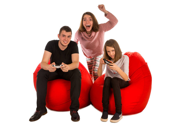 Молоді люди захоплені грою в відеоігри, поки
 - Фото, зображення