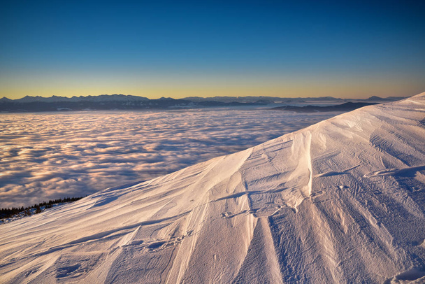 Zonsopgang boven de besneeuwde vlakte in de Tatra bergen - Foto, afbeelding