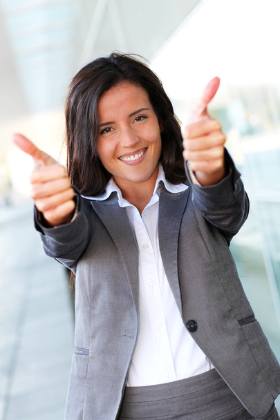 Cheerful businesswoman showing tumbs up - Zdjęcie, obraz