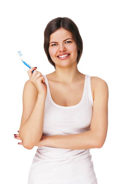 Uśmiechnięta młoda kobieta ze zdrowymi zębami trzymająca szczoteczkę do zębów - Zdjęcie, obraz