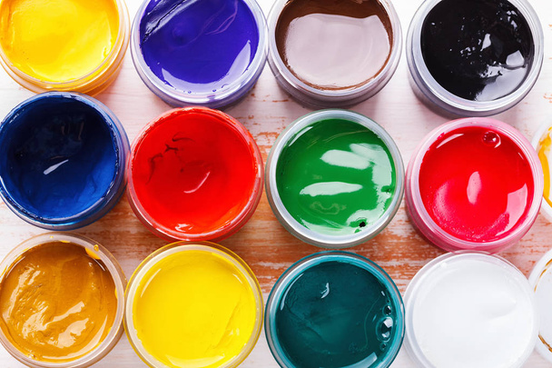Σετ ζωγραφικής γκουάς στο χρωματισμένο ξύλινο τραπέζι - Φωτογραφία, εικόνα