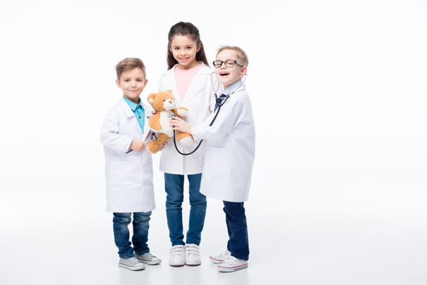 Crianças brincando de médicos
 - Foto, Imagem