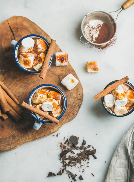 Hot chocolate in enamel mugs - Valokuva, kuva