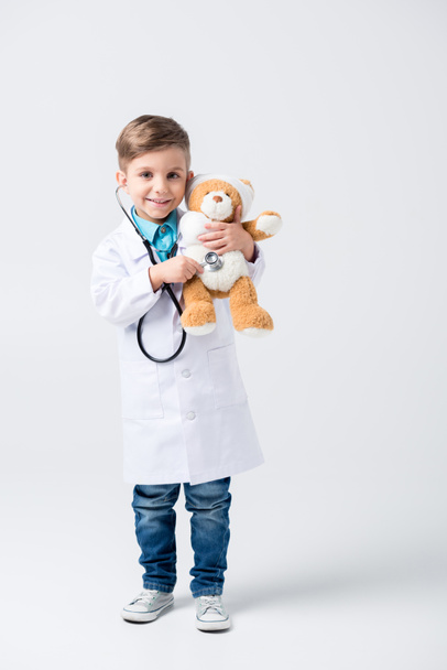 kleine jongen spelen arts - Foto, afbeelding