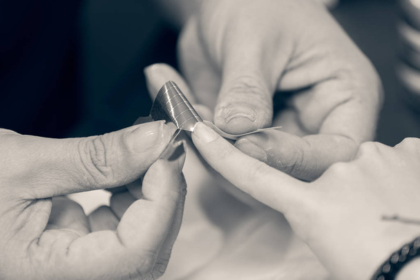 μανικιούρ τεχνητά νύχια, σημειώστε το ρηχό βάθος πεδίου - Φωτογραφία, εικόνα