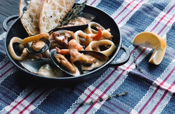 Στιφάδο θαλασσινών σε κατσαρόλα, ιταλικό εστιατόριο κουζίνα κινηματογράφηση σε πρώτο πλάνο - Φωτογραφία, εικόνα