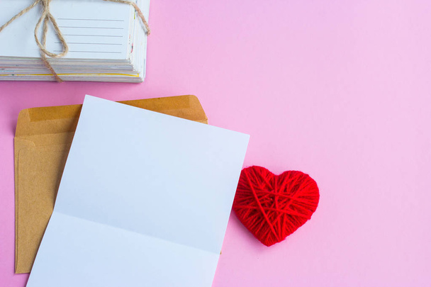 Carta de amor com corações vermelhos, carta vazia
 - Foto, Imagem