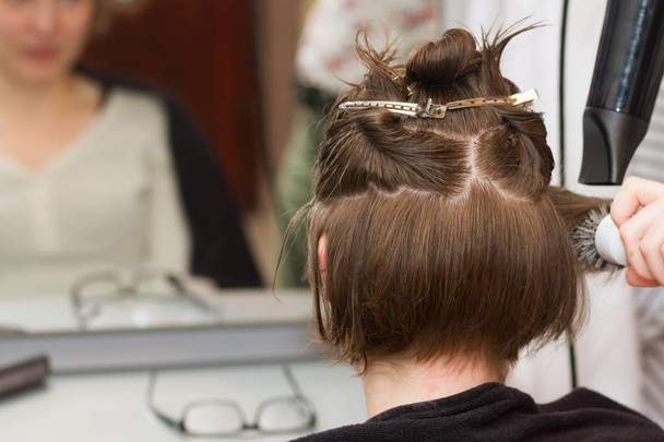 Fryzjer suszenia kobieta klienta na mokre włosy - Zdjęcie, obraz