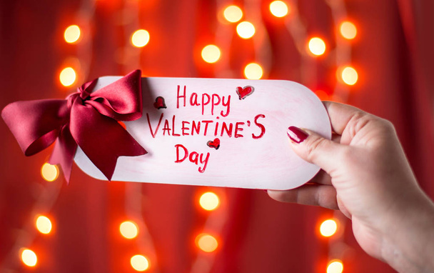 Hand met Happy Valentines day card - Foto, afbeelding