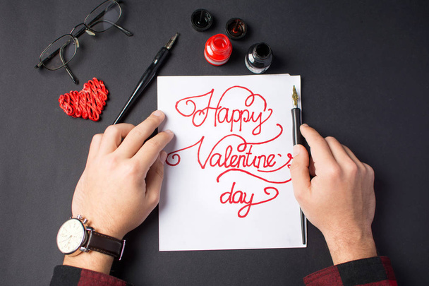 mani maschili scrivere un biglietto di San Valentino
 - Foto, immagini