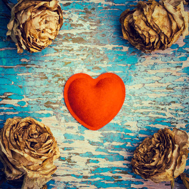 Композиция в стиле ретро с войлочным сердцем и выцветшими розами
 - Фото, изображение