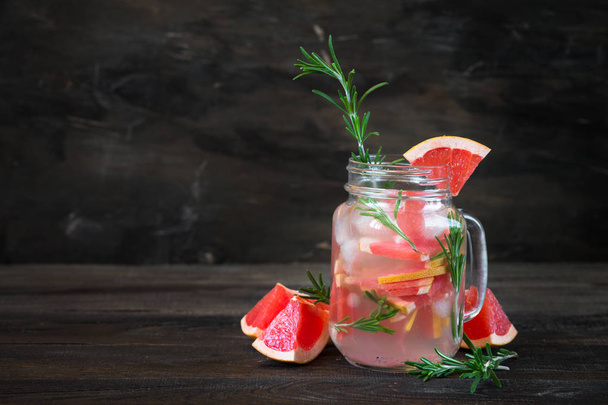 Detox refreshing cocktail from grapefruit and rosemary with ice. - Zdjęcie, obraz
