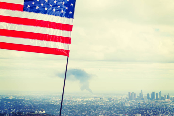 Σημαία των ΗΠΑ με το Λος Άντζελες στο παρασκήνιο - Φωτογραφία, εικόνα