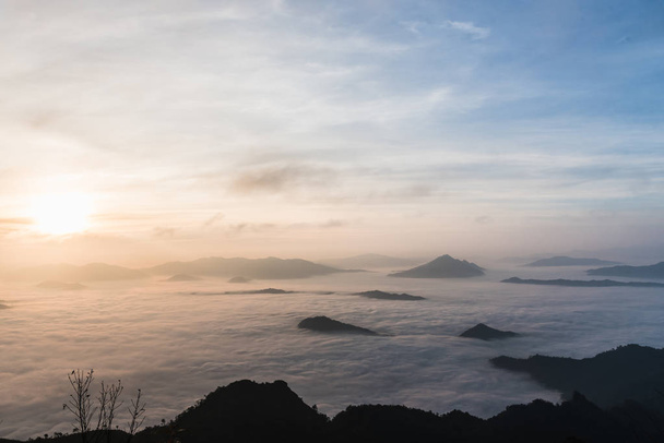 brouillard et nuage montagne vallée paysage - Photo, image