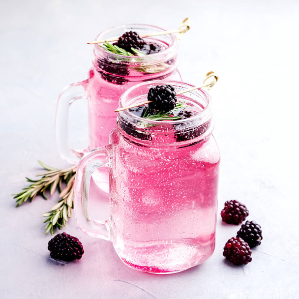 Tasty cool blackberry lemonade with rosemary - Foto, Imagen