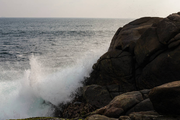 paysage marin, les vagues de l'océan sont brisées contre les rochers, sri-lanka
 - Photo, image