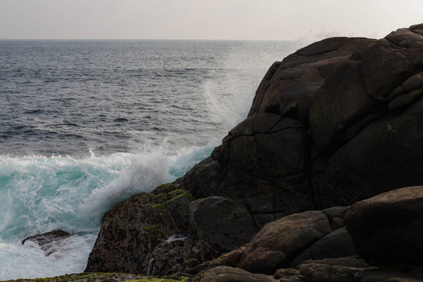 sea landscape, waves of the ocean are broken against the rocks, sri-lanka - Foto, Imagen